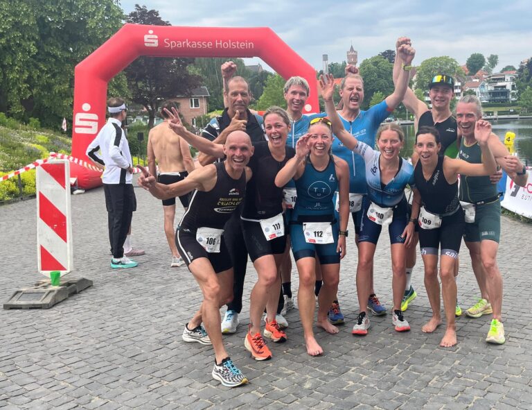 Das Team der Polizei NRW bei den Deutsche Polizeimeisterschaften mit den TV-Wasserfreunden Michael Hörsken und Stephan Rengelink. Fotos: Verein