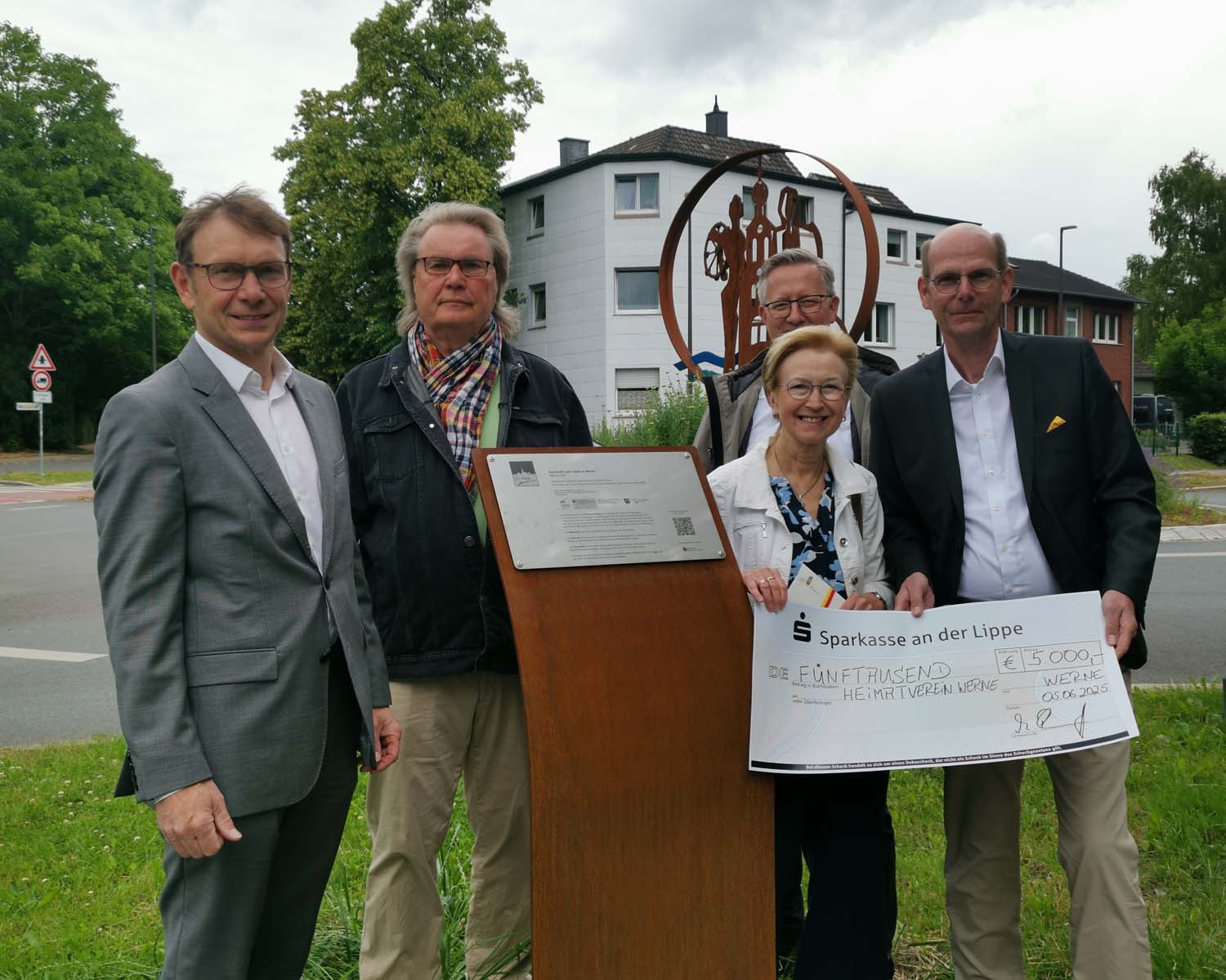 Bürgermeister Lothar Christ (von links), Gestalter und Künstler Wilfried Thöne, Heimatverein-Vorsitzende Barbara Schaewitz, Wirtschaftsförderer Matthias Stiller und Martin Abdinghoff von der Sparkassenstiftung bei der Einweihung der Stele. Fotos: Johanna Glowacki