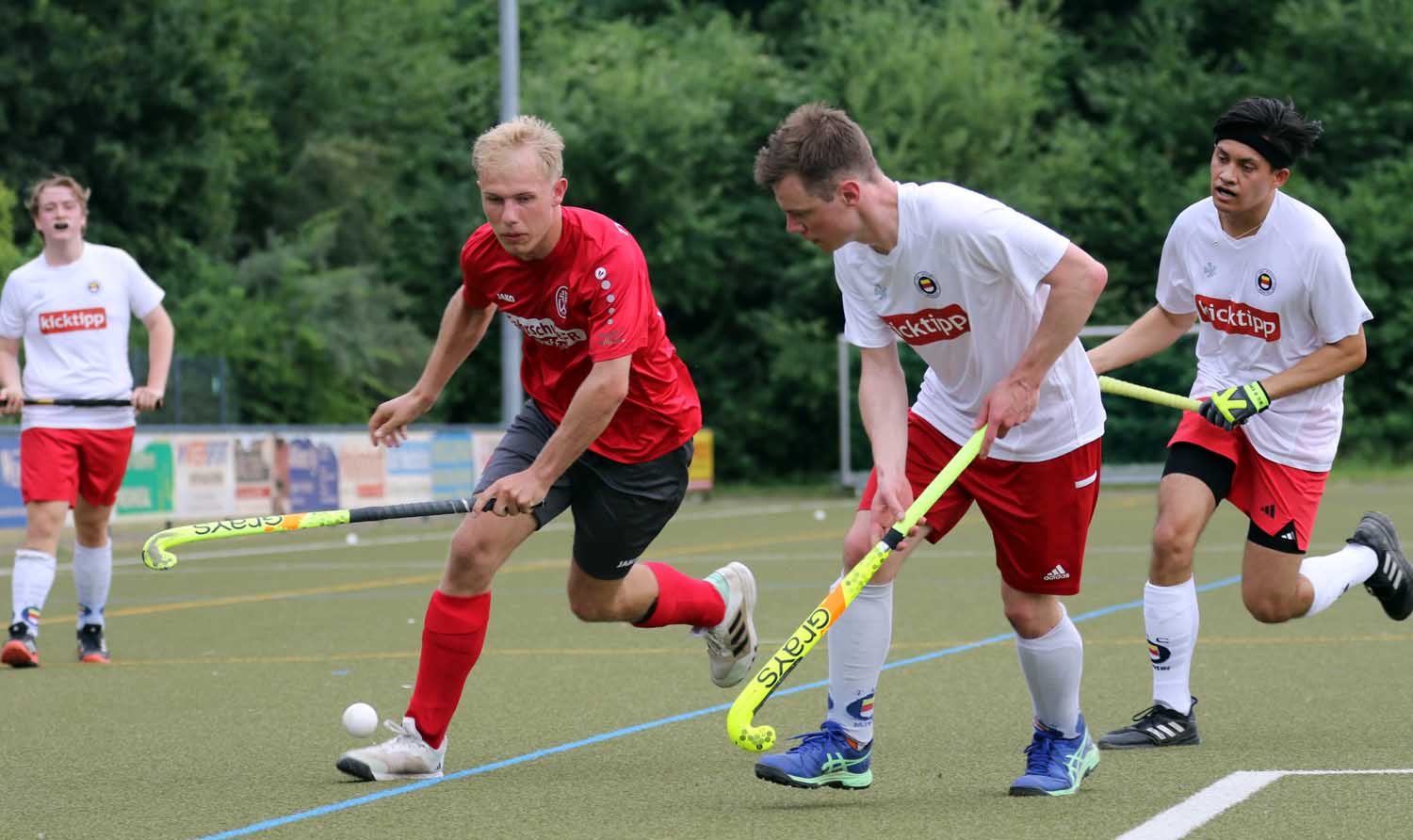 Finn Stube (links) steuerte einen Treffer zum Kantersieg der TV-Hockeyherren bei. Foto: Wagner