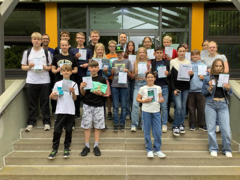 Das Bild zeigt alle Preisträger (von links nach rechts). 1. Reihe: Levi Stentrup, Lasse Goltz, Oula Alubaissi, Sofja Reinhardt; 2. Reihe: Björn Alder, Lena Mette, Carlotta Freund, Jonas Hartmann, Celina Wodrich, Pietro Incampo, Theresa Langenberg, Antonia Hascher, Ella Pläster; 3. Reihe: Hr. Schuy (Organisator), Wim Krone, Fynn Hagedorn, Leon Hallak, Jasper Dübe, Marcel Damberg (Schulleiter), Jana Schäfer, Kim Ostrowski, Jannik Wiens, Miley Rödger und Ruby-Marie Norris. Foto: AFG
