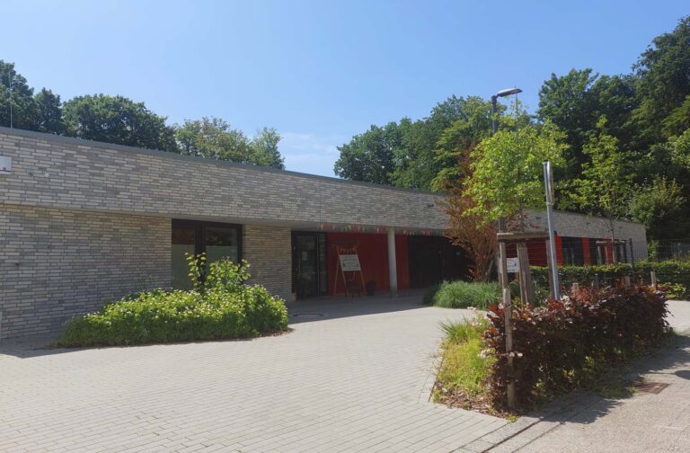In die Kita "Tillo am Zauberwald", gelegen am Krankenhaus in Werne, wurde eingebrochen. Die Polizei erhofft sich Hinweise aus der Bevölkerung. Foto: Wagner
