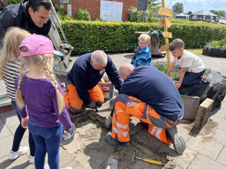 Mitarbeiter des Bauhofs der Gemeinde Nordkirchen nehmen die Pflastersteine heraus. Hier wird künftig ein Baum Schatten spenden. Foto: Gemeinde Nordkirchen/Hauck