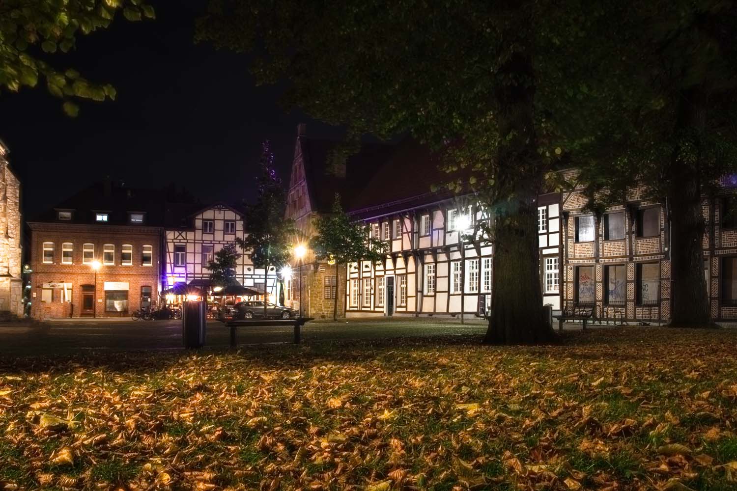 Die Nachtaufnahme vom Kirchplatz stammt von Klaus Lippe und ist in der Ausstellung der ZwAR-Fotogruppe an der Bonenstraße und in der Kroes-Passage zu sehen.