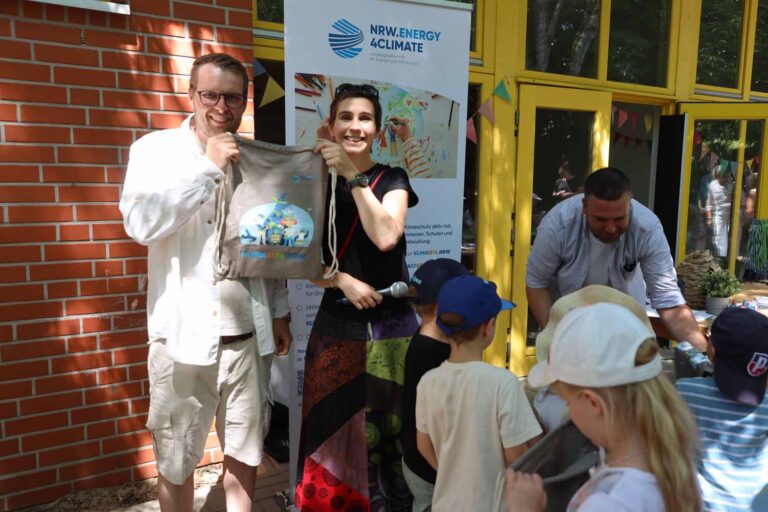 Die Kita Jona ist erste "KlimaKita.NRW“  in Werne. Am Mittwochnachmittag  wurde dieses gebührend von Kindern, Eltern und Mitwirkenden gefeiert. Fotos: Isabel Schütte