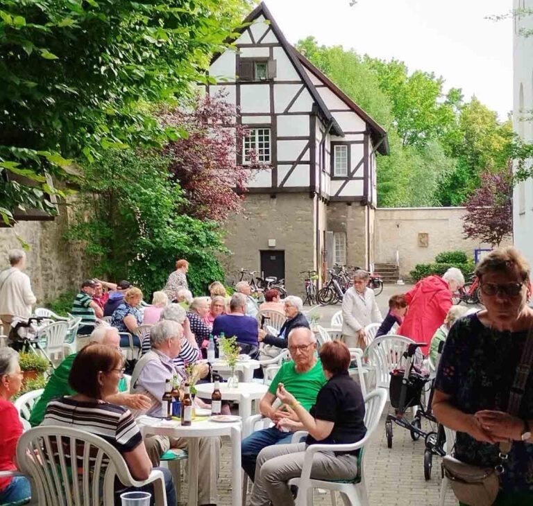 Das Kolpingcafé fand diesmal im Klostergarten statt. Foto: privat