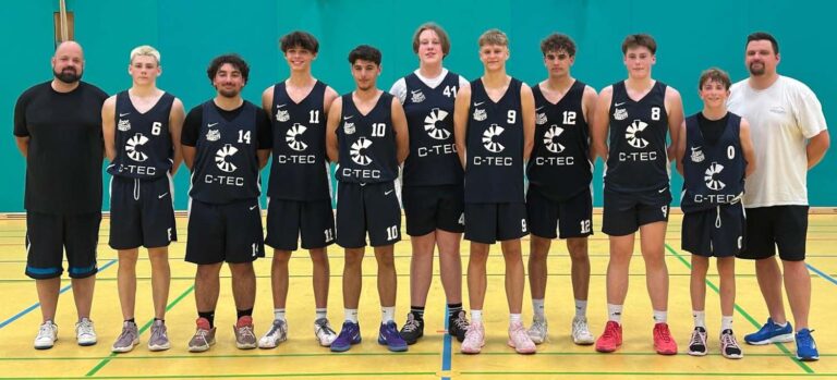 Der erfolgreiche Nachwuchs der LippeBaskets Werne mit (von links): Coach Tim König, Tom Overtheil, Ali Sahin, Kajetan Granisz, Noah Panagiotopoulos, Til Schröer, Darin Klein, Josch Nägeler, Kjell Lehmann, Noah Markewitz, und Co-Trainer Dennis Köhler. Foto: Verein