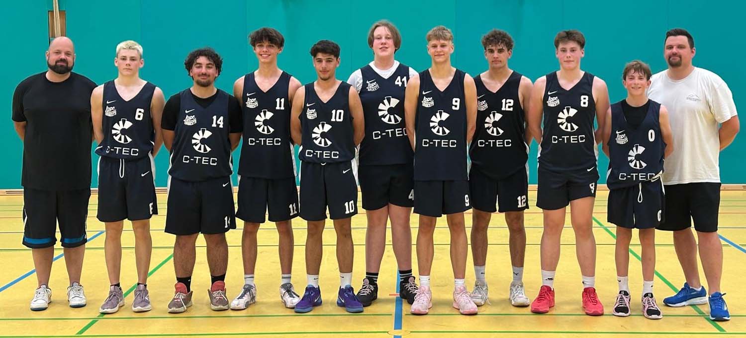 Der erfolgreiche Nachwuchs der LippeBaskets Werne mit (von links): Coach Tim König, Tom Overtheil, Ali Sahin, Kajetan Granisz, Noah Panagiotopoulos, Til Schröer, Darin Klein, Josch Nägeler, Kjell Lehmann, Noah Markewitz, und Co-Trainer Dennis Köhler. Foto: Verein