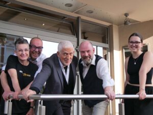 Gutes Zusammenspiel: Jutta und Wido Wagner, die Betreiber des Capitol Cinema Centers in Werne, Autor Ilja Richter, Buchhändler Hubertus Waterhues und Emilie Krause vom Team Bücher Beckmann, die sich um die Musikeinspielungen kümmerte (von links). Foto: Schwarze