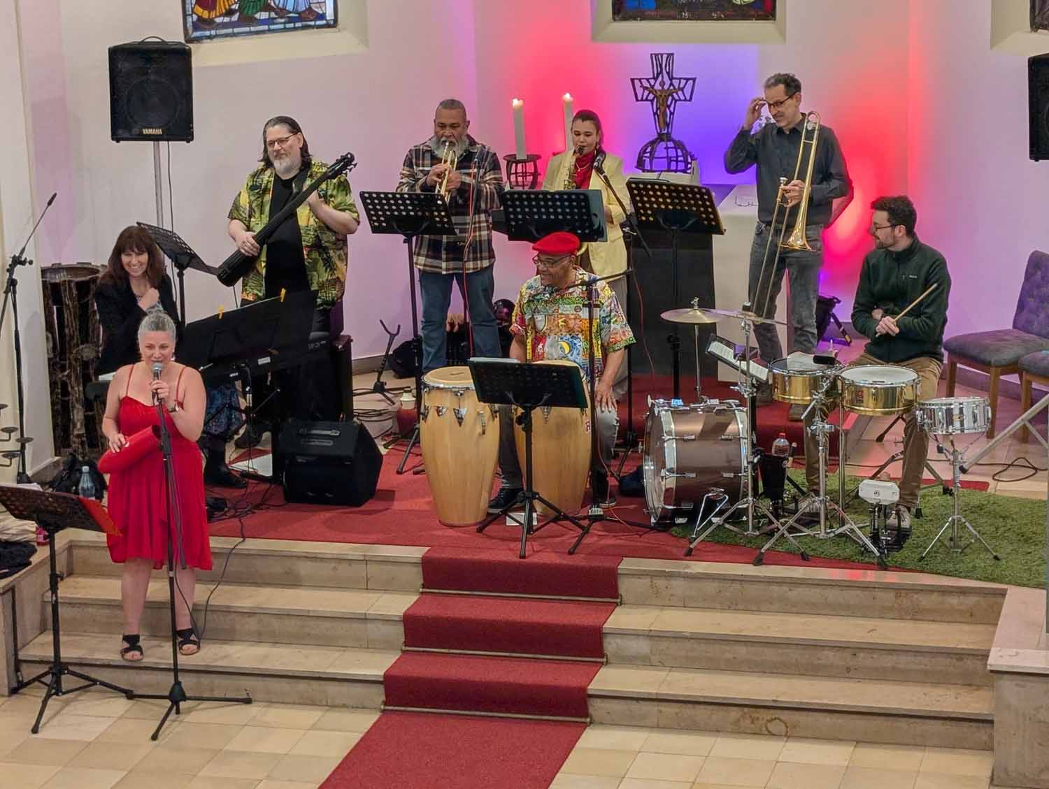 Die Salsa-Band La Banda Rupo gestaltete den vergangenen Evensong. Am Sonntag geht es in der Reihe weiter. Fotos: privat