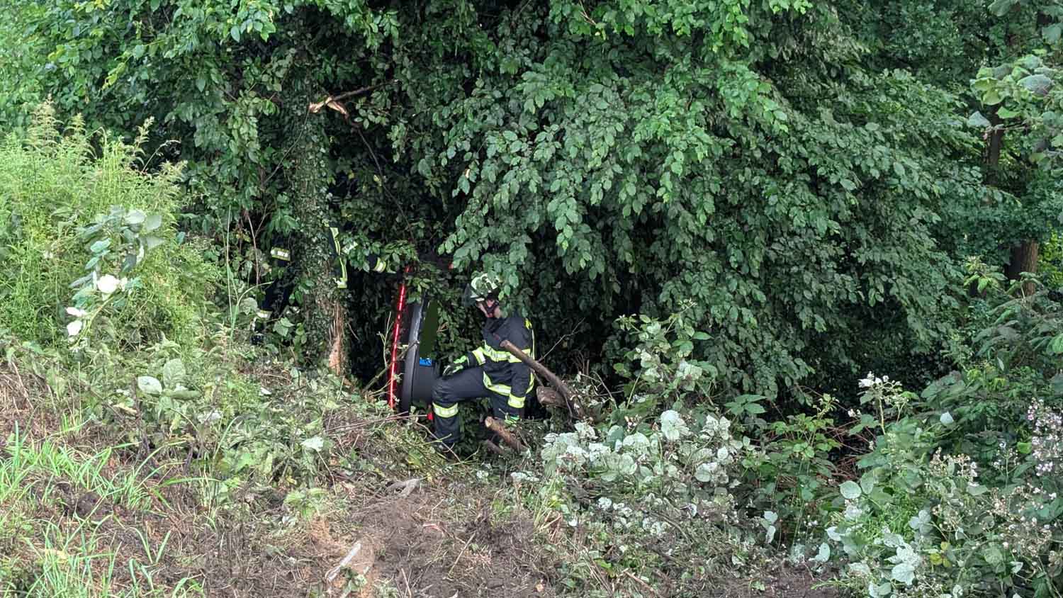 Bei einem Verkehrsunfall auf der Bundesautobahn 1 in Fahrtrichtung Köln landete der Pkw-Fahrer in der Böschung. Foto: FFW