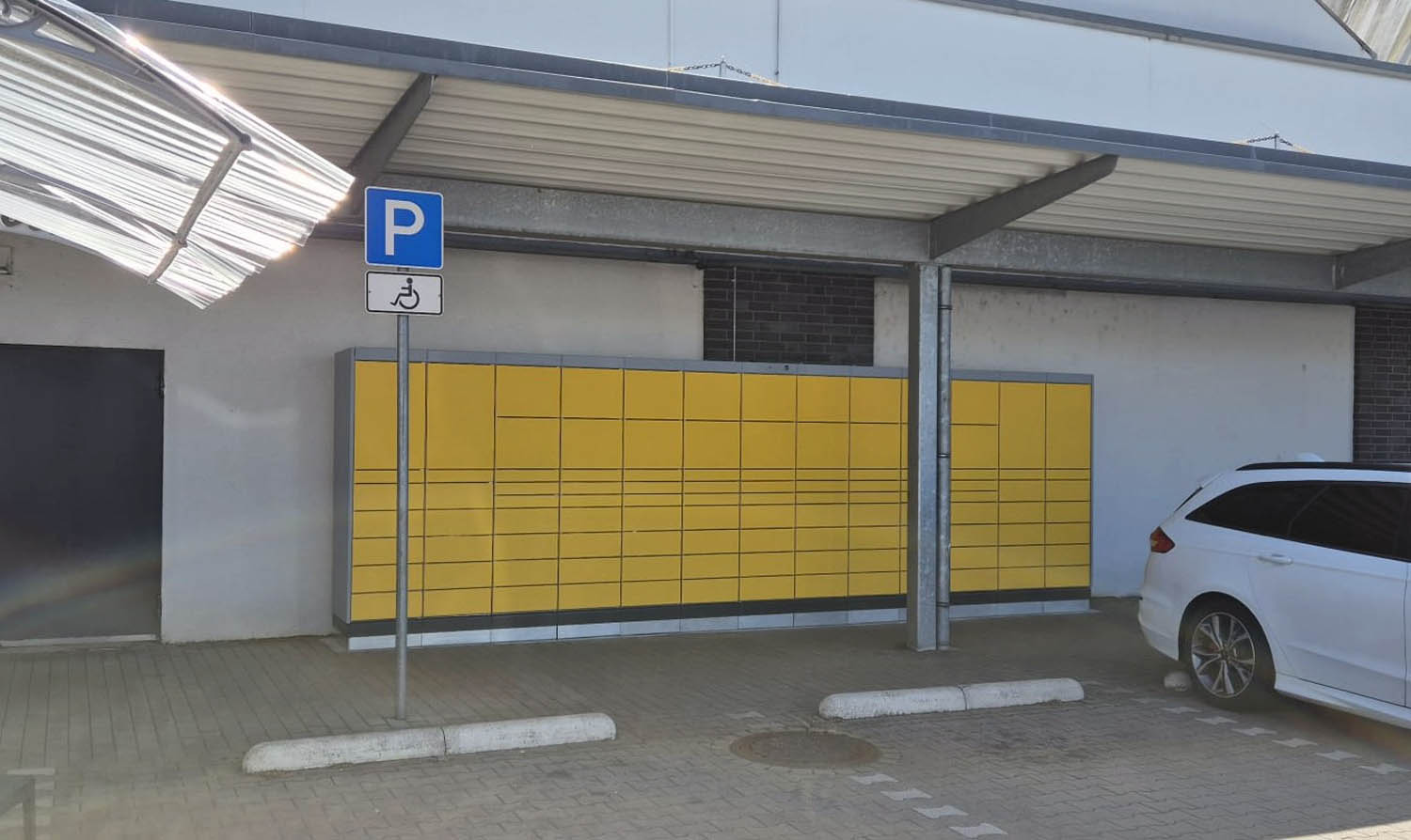 Eine neue DHL Packstation gibt es am REWE Kaufpark. Foto: Wagner