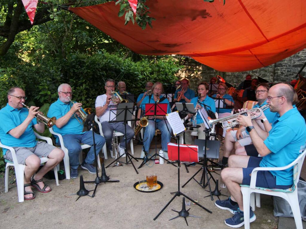 Das Bläsercorps Werne untermalte die lebhafte Stimmung im Klostergarten mit spritzigen Hits. – Foto: Schwarze