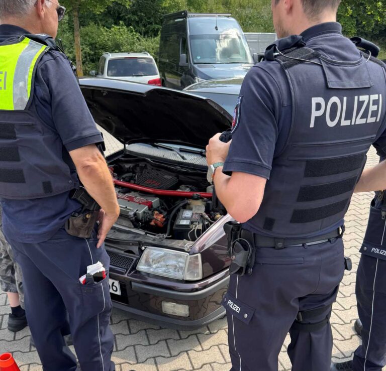 Während des Schwerpunkteinsatzes leiteten die Polizeibeamtinnen und -beamten unter anderem zehn Ordnungswidrigkeiten wegen Fahrens unter Betäubungsmitteln und Alkoholeinfluss ein. Zudem gab es drei Strafanzeigen wegen Fahrens ohne Fahrerlaubnis. Foto: KPB Unna