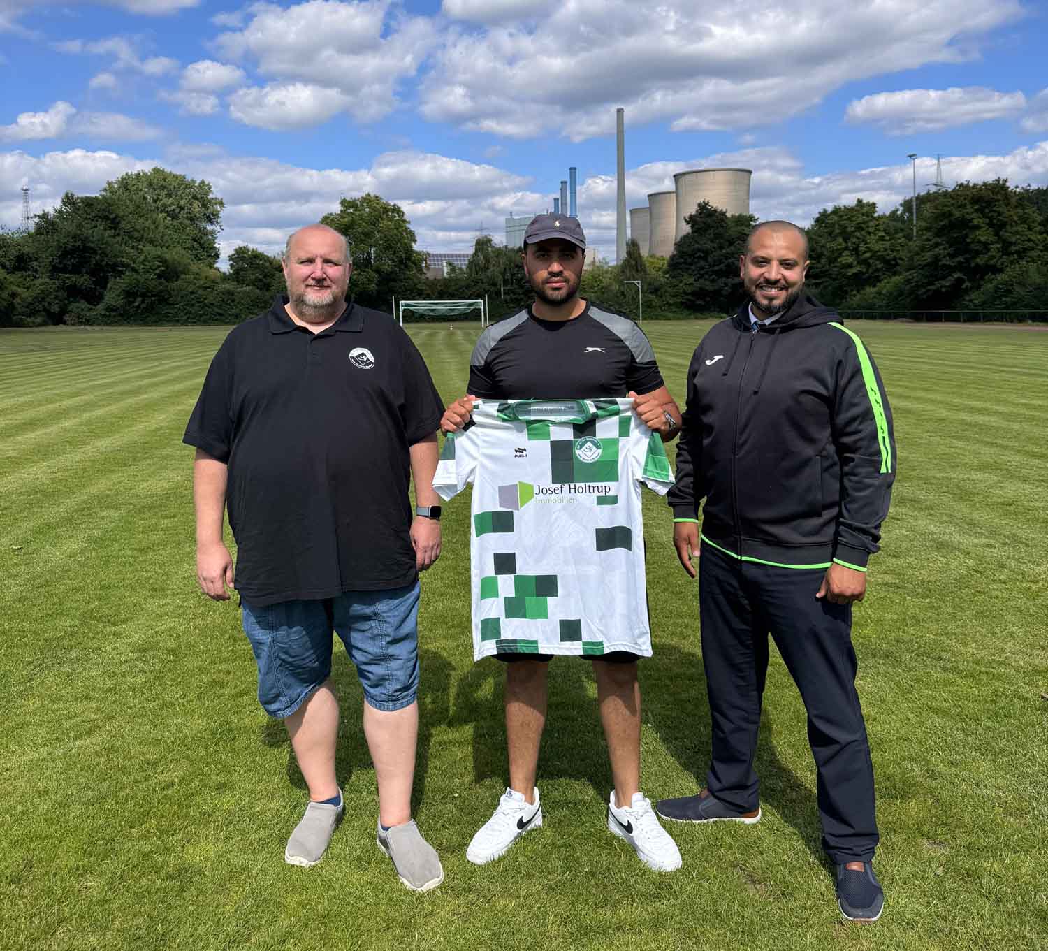 Trainer Yassine Najih (rechts) und Geschäftsführer Thorsten Paschen begrüßten nun auch Rückkehrer Soufian Bihi. Foto: Verein