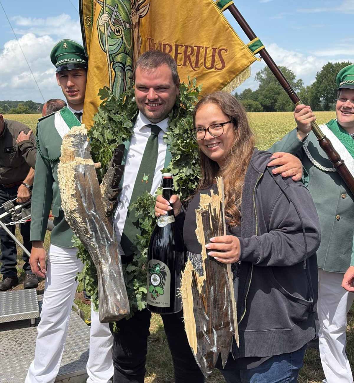 Christopher Bruns und Ehefrau Janine sind das neue Königspaar in Holthausen-Schmintrup. Fotos: privat