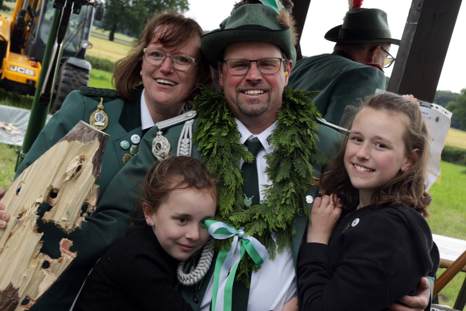 Dirk Heckmann schoss den Vogel im Nierstenholz ab. Ehefrau Marina und die Töchter Anna und Laura gehörten zu den ersten Gratulanten. Fotos: Isabel Schütte