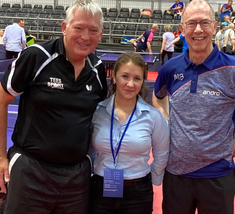 Senioren 65: Letzte 128 – Joe Kennedy (England), die Schiedsrichterin und Martin Brocke. Foto: privat