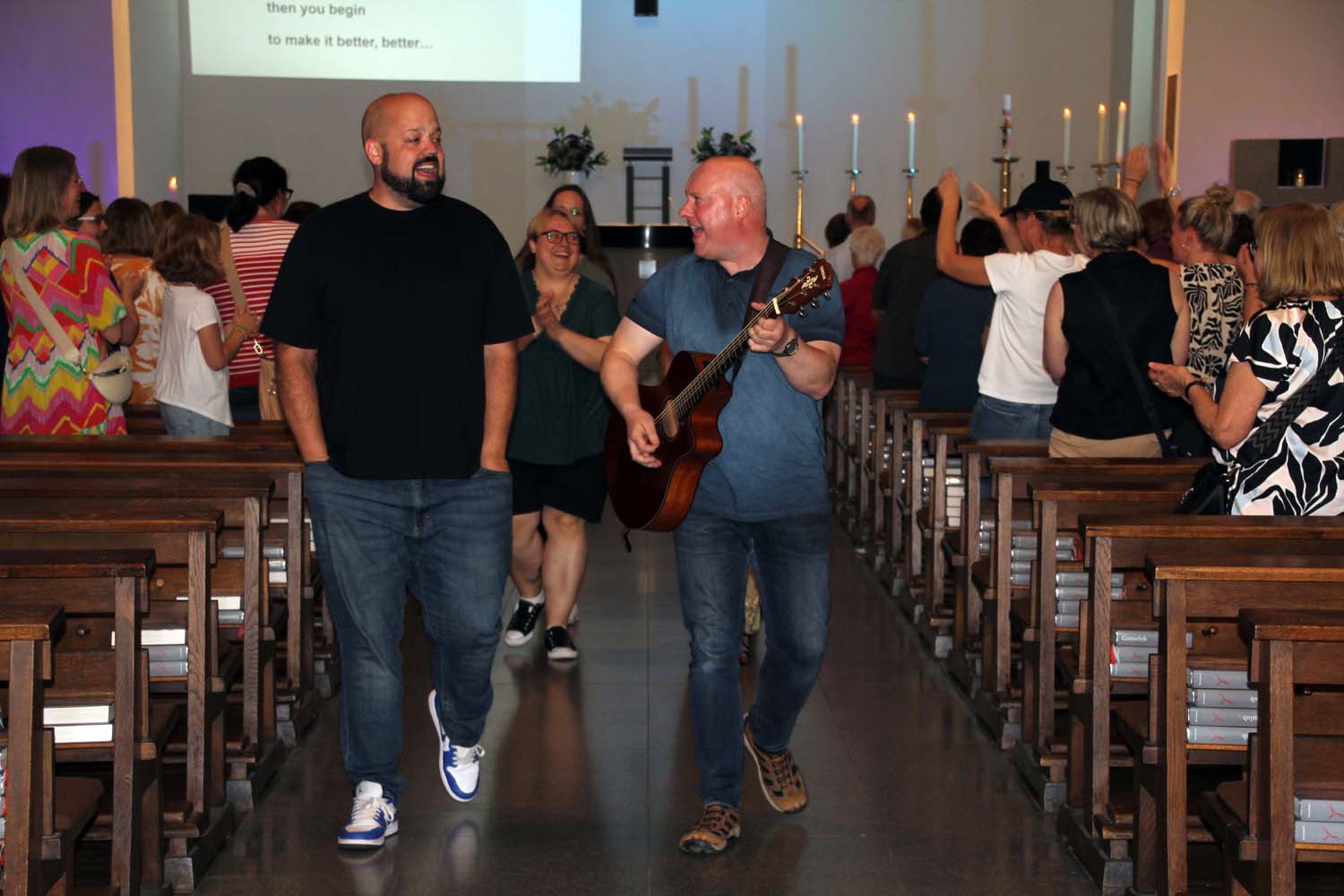 Das Singen machte mit Unterstützung der Liveband viel Spaß. Fotos: Mareike Gerundt