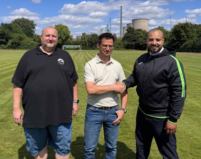 SV Stockums Trainer Yassine Najih (rechts) und Geschäftsführer Thorsten Paschen (links) begrüßten mit Christopher Prätsch einen neuen Co-Trainer für die 1. Mannschaft. Foto: Verein