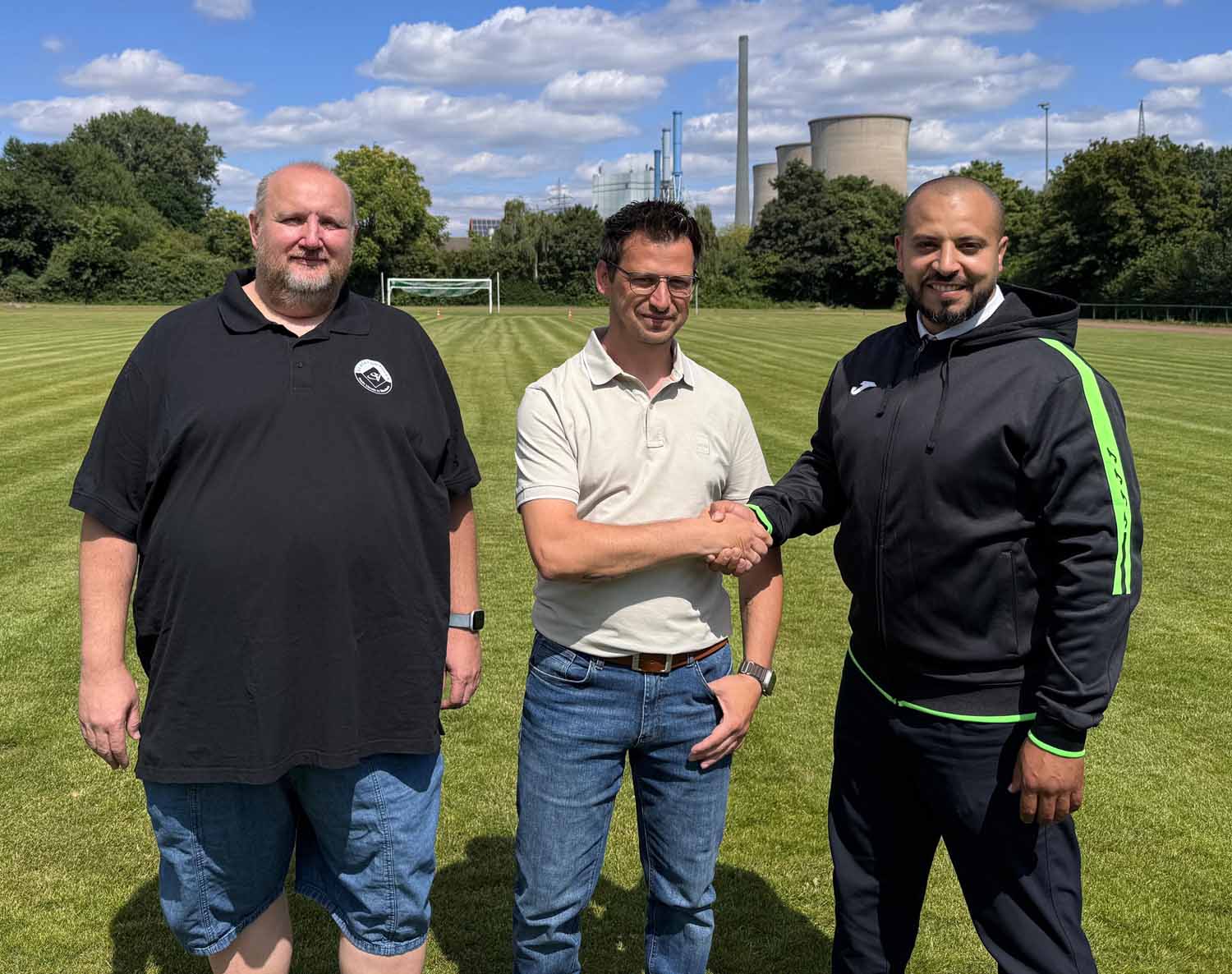 SV Stockums Trainer Yassine Najih (rechts) und Geschäftsführer Thorsten Paschen (links) begrüßten mit Christopher Prätsch einen neuen Co-Trainer für die 1. Mannschaft. Foto: Verein