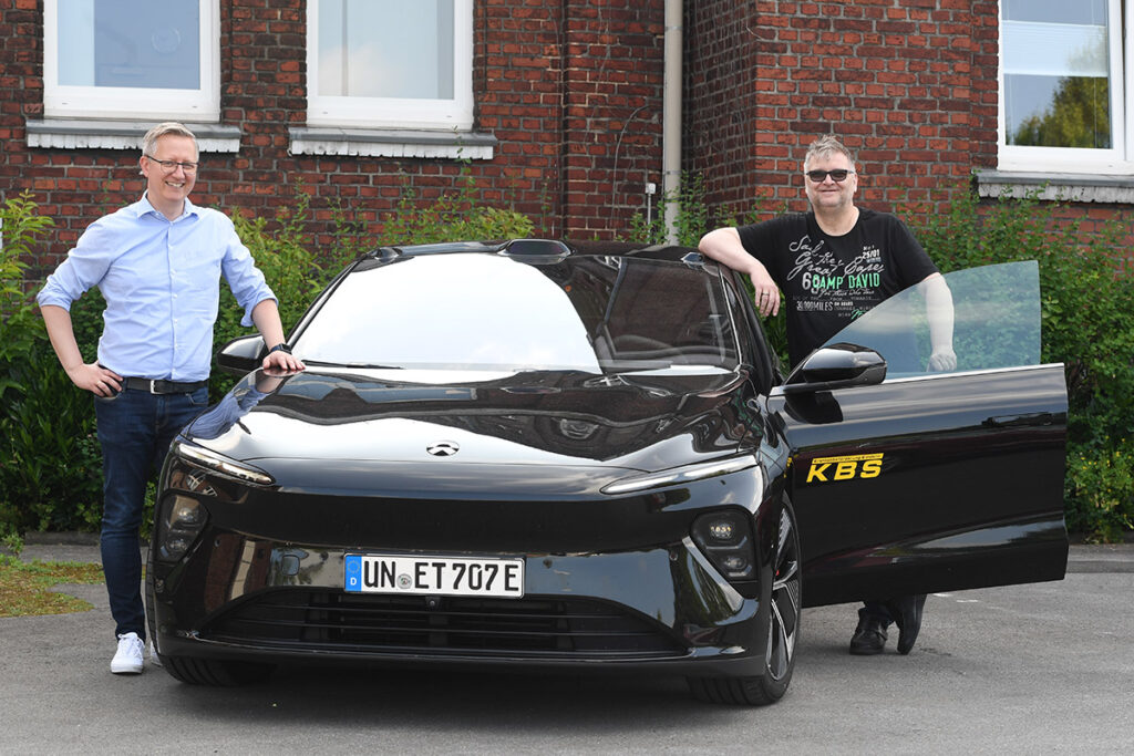 Matthias Stiller (l.) von der Wirtschaftsförderung ließ sich von Norbert Simdorn die Besonderheiten des neuen Taxis erläutern. Foto: MSW