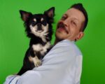 Marc Sven Ueter, vielen besser bekannt als Maikel Neid, strebt als parteiloser Kandidat ins Bürgermeisteramt. Immer an seiner Seite: Chihuahua Sir „Hardy“. Foto: privat
