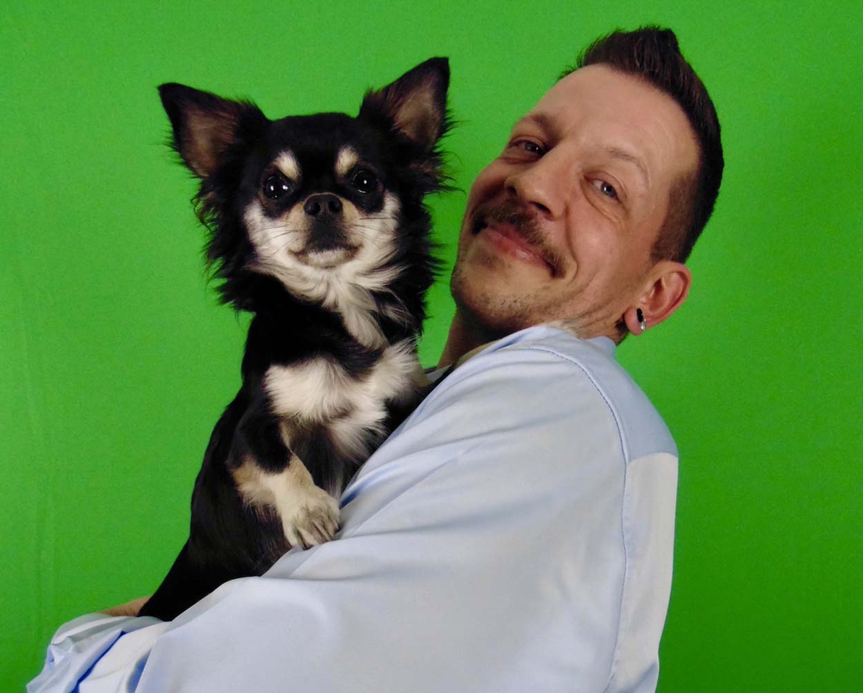 Marc Sven Ueter, vielen besser bekannt als Maikel Neid, strebt als parteiloser Kandidat ins Bürgermeisteramt. Immer an seiner Seite: Chihuahua Sir „Hardy“. Foto: privat