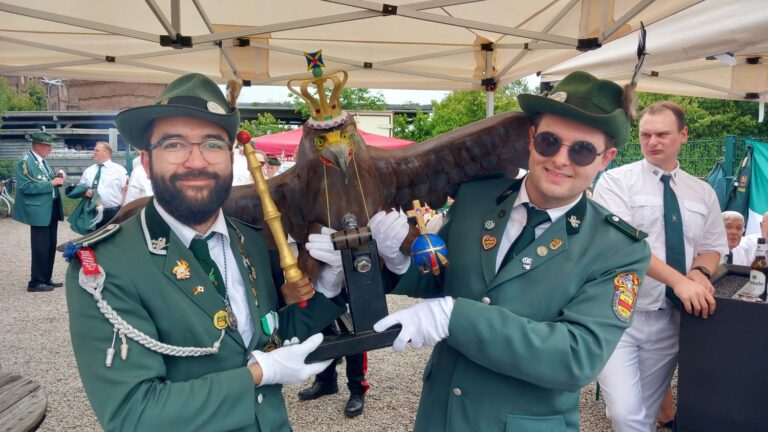 Lena Röll taufte den Vogel Marco "Klausi" Klaus, benannt nach dem verstorbenen Schützenbruder. Fotos: Verein