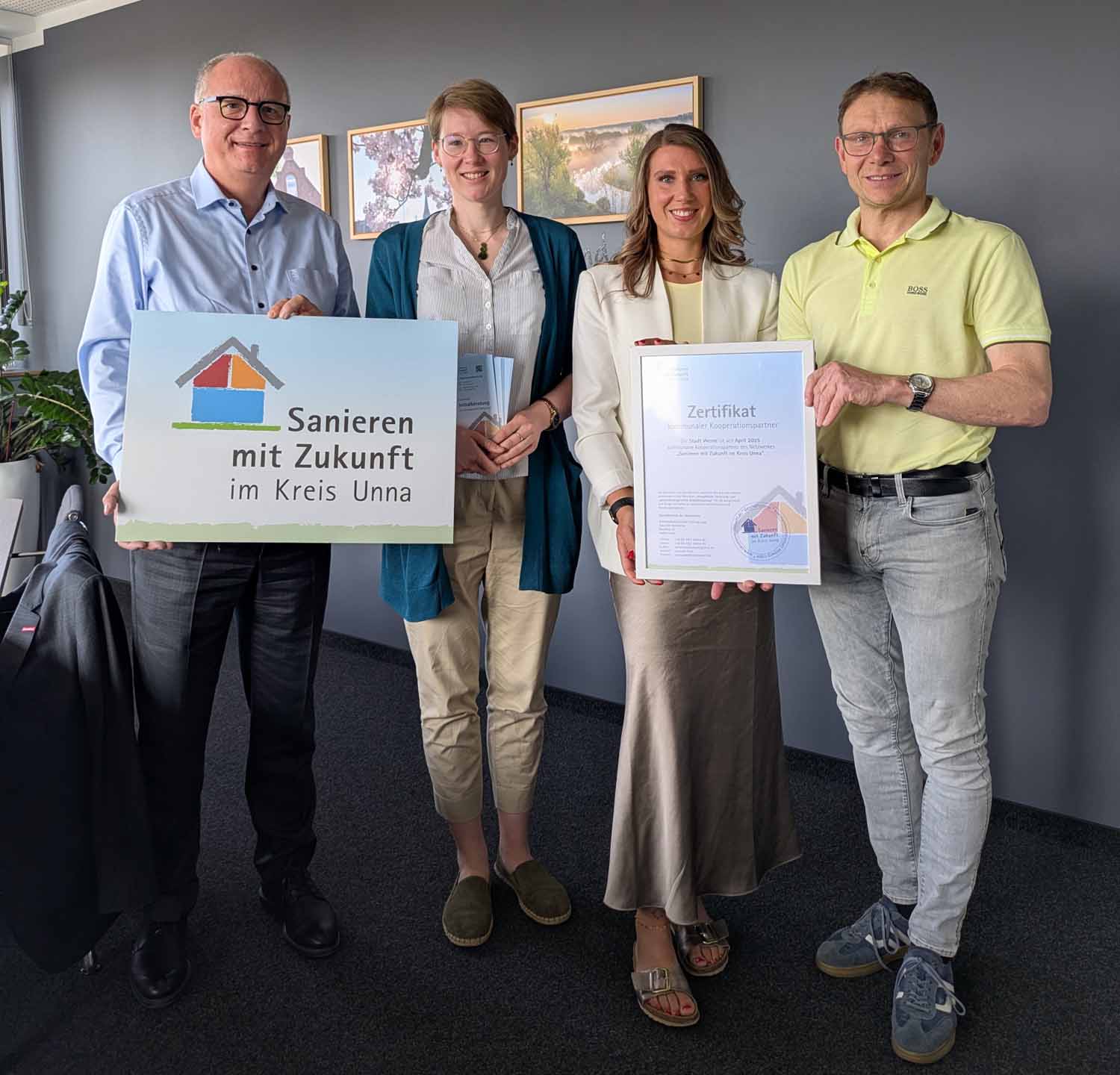 Werne ist kommunaler Kooperationspartner. Bürgermeister Lothar Christ und Klimaschutzmanagerin Louisa Rose nahmen das Zertifikat von Detlef Schönberger und Laura Knepper von der Kreishandwerkerschaft Hellweg- Lippe entgegen. Foto: Stadt Werne