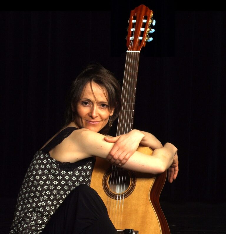 Die renommierte französische Sängerin Claire Danjou präsentiert in der Aula des Anne-Frank-Gymnasiums ihr Programm „Streifzug durch das französische Chanson“. Foto: privat