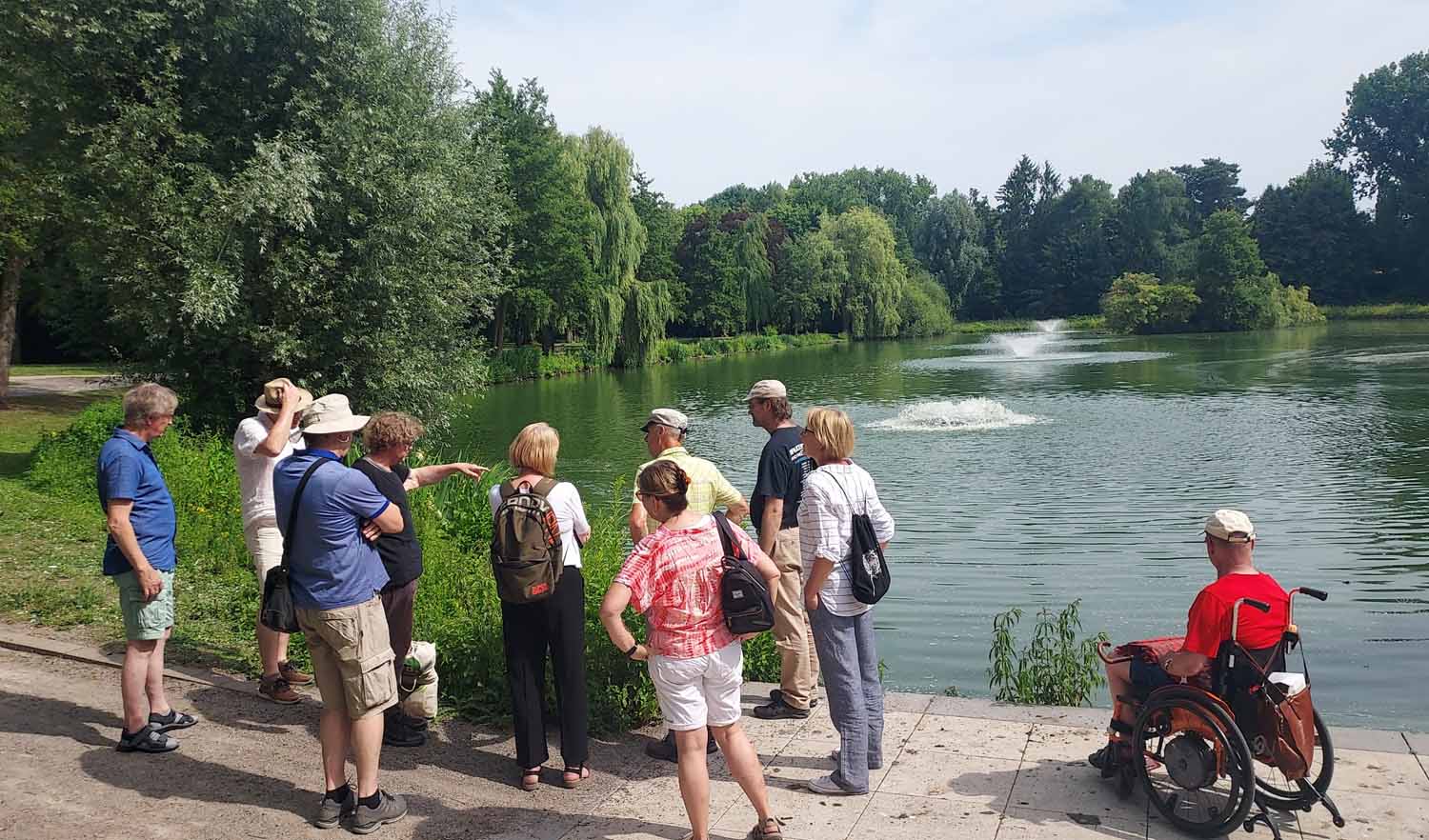 Auch die Flora und Fauna am Stadtsee nahmen die Exkursionsteilnehmenden unter die Lupe. Fotos: privat