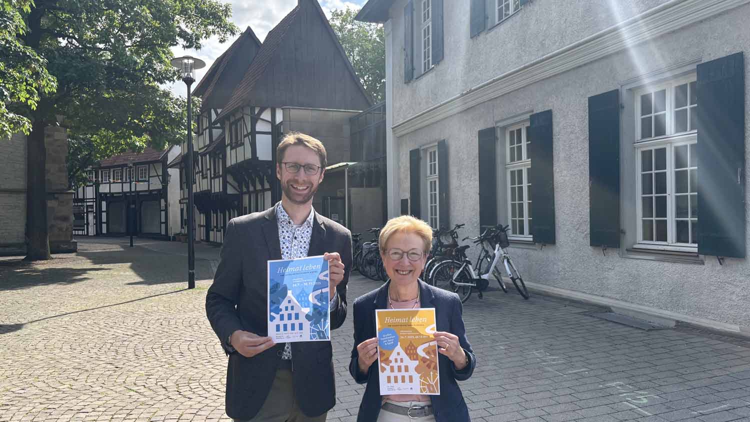 Barbara Schaewitz, Vorsitzende des Heimatvereins, und Museumsleiter Flemming N. Feß freuen sich auf hoffentlich viele Besucherinnen und Besucher. Foto: privat