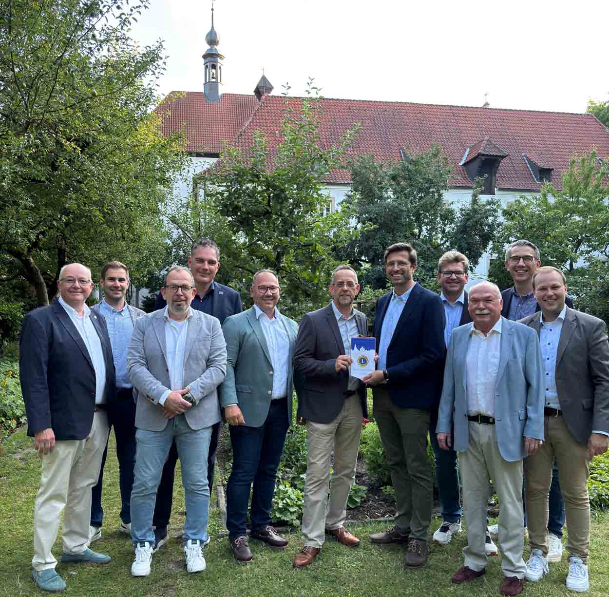 Das neue und alte Präsidium im Garten des Kapuzinerkloster: (v.l.) Friedrich Telgmann, Alexander Steinkuhl, Frank Fethke, Dr. Thomas Neubourg, Tobias Lietz, Dr. Marc Wuttke (neuer Präsident), Andreas Beckhove (Past-Präsident), Björn Krietemeyer, Willi Grennigloh, Dr. Klaus Altfeld, Philipp Gärtner. Foto: privat