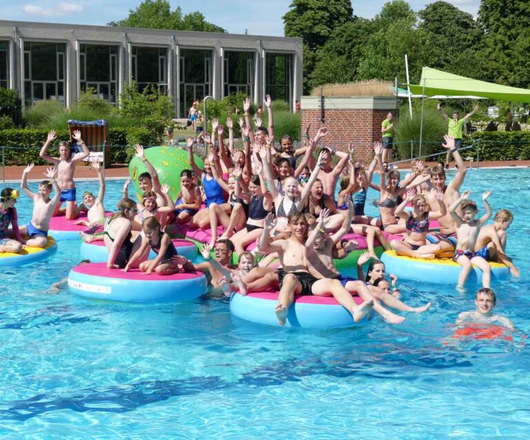 Das Zephyrus Discoteam macht im Rahmen seiner Sommer-Pool-Party-Tour 2025 Station in Werne und verwandelt das Freibad in ein wahres Feierbad. Fotos: Solebad Werne