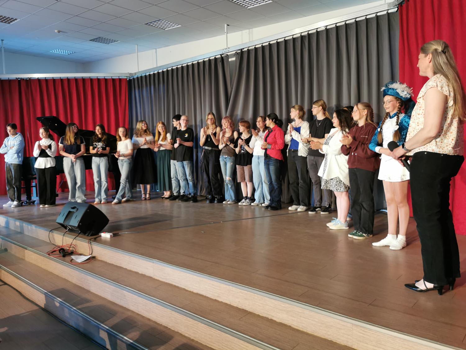 Unter nicht enden wollendem Applaus kamen zum Schluss noch einmal alle Akteure des Abends auf die Bühne und ernteten die bewundernden wie dankenden Worte des Schulleiters Marcel Damberg.