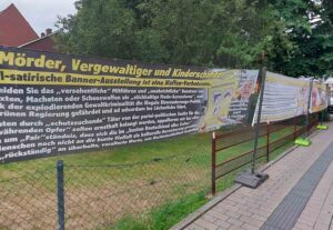 Zahlreiche Plakate hängen am Zaun gegenüber der City Mall. Die Demonstration hat ein führender "Querdenker" aus Hagen angemeldet. Foto: Wagner