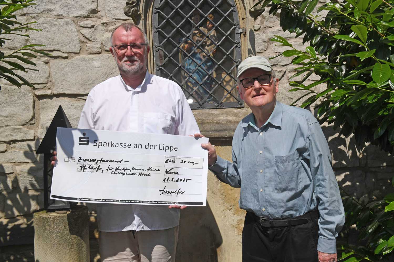 Pastor Ulf Doppelfeld unterstützt mit einer großzügigen Spende die Restaurierung des“ Marien-Häuschens“ sowie weitere Projekte der Kirchengemeinde. Foto: privat