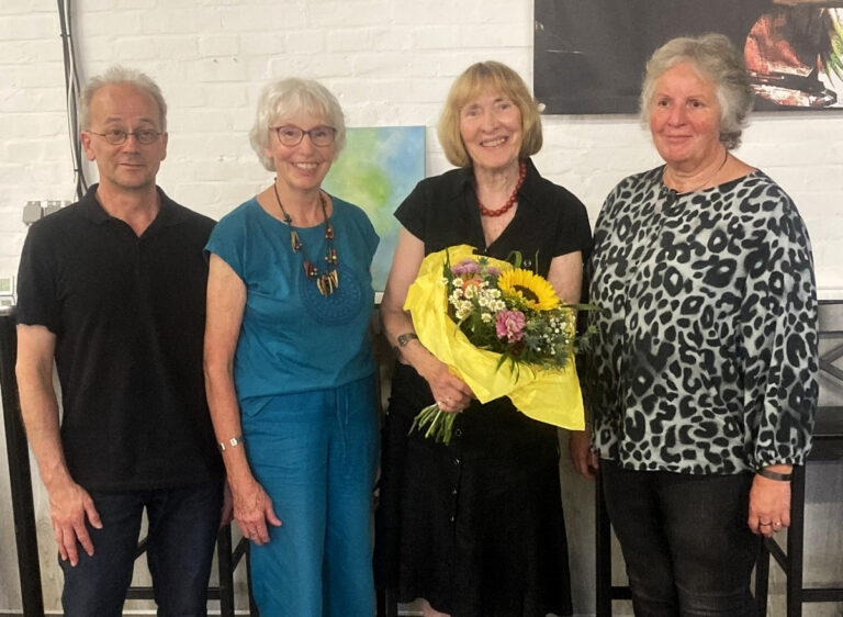 Mit Blumen für ihre engagierte und beständige Mitarbeit wurde Monika Böhm vom Vorstandsteam des Arbeitskreises Eine Welt e.V. verabschiedet. Von links: Ralf Haselhoff, Annegert Günther, Monika Böhm und Ute Heuser. Foto: pivat