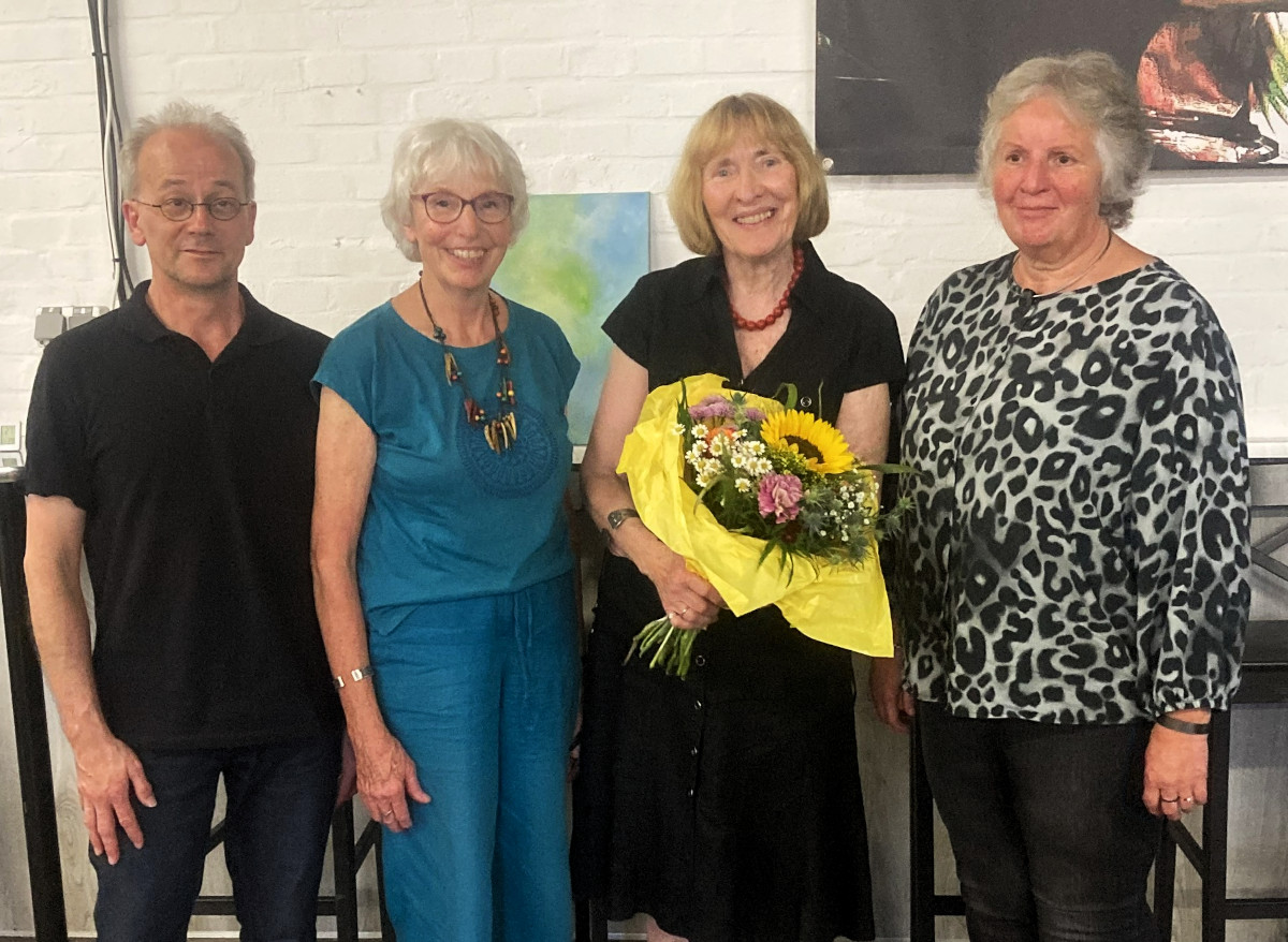 Mit Blumen für ihre engagierte und beständige Mitarbeit wurde Monika Böhm vom Vorstandsteam des Arbeitskreises Eine Welt e.V. verabschiedet. Von links: Ralf Haselhoff, Annegert Günther, Monika Böhm und Ute Heuser. Foto: pivat