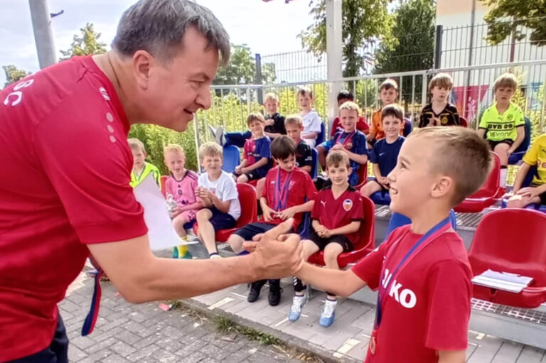 Trainer Matthias Leinweber überreichte den Kindern Urkunden.