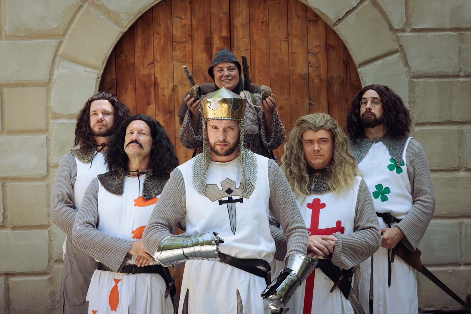 Amüsant, schräg und voller musikalischer Überraschungen: Monty Pythons Spamalot basiert auf dem Kultfilm „Die Ritter der Kokosnuss“ und bringt den typischen britischen Monty-Python-Humor auf die Freilichtbühne. Foto: Joris Wagner