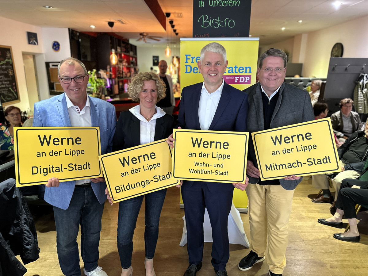Präsentieren das Wahlprogramm der Werner FDP: Artur Reichert, Claudia Lange, Bürgermeisterkandidat Christoph Dammermann und Gast Kai Abruszat (v.l.). Foto: Jonathan Dammermann