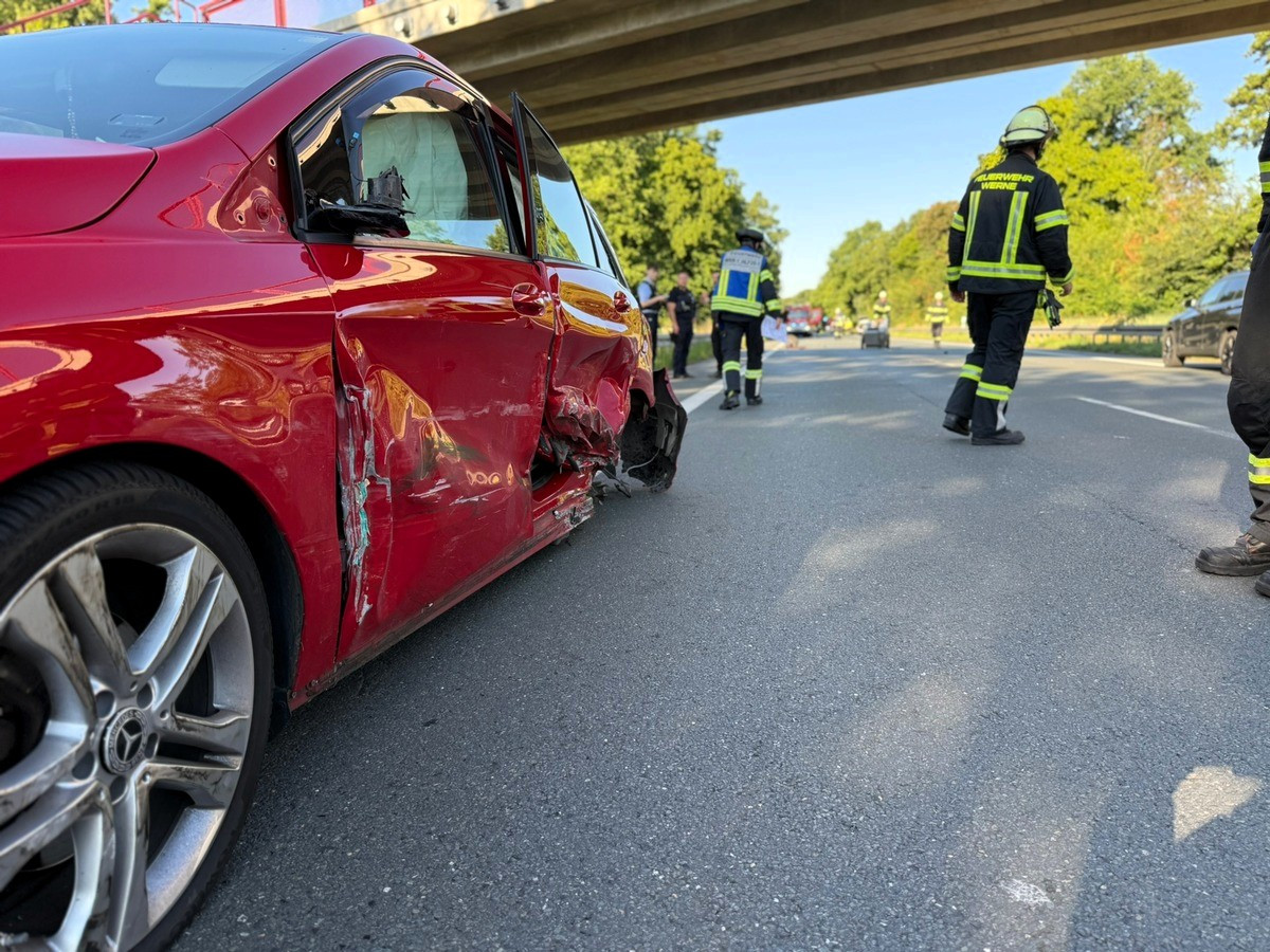 Ein Verkehrsunfall mit zwei Pkw ereignete sich am Dienstagmorgen auf der Nordlippestraße. Einstazkräfte des Löschzug Mitte sicherten die Unfallstelle. Foto: Freiwillige Feuerwehr Werne