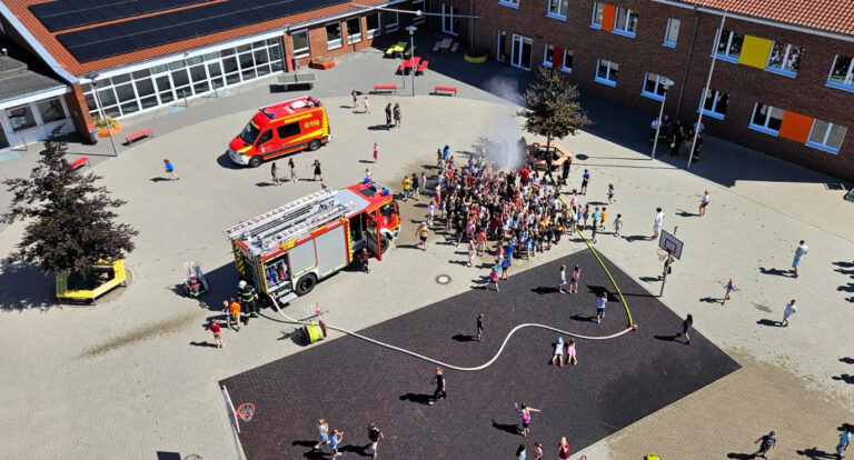 Übung: Uhlandschule in Minuten geräumt, drei Menschen „gerettet“