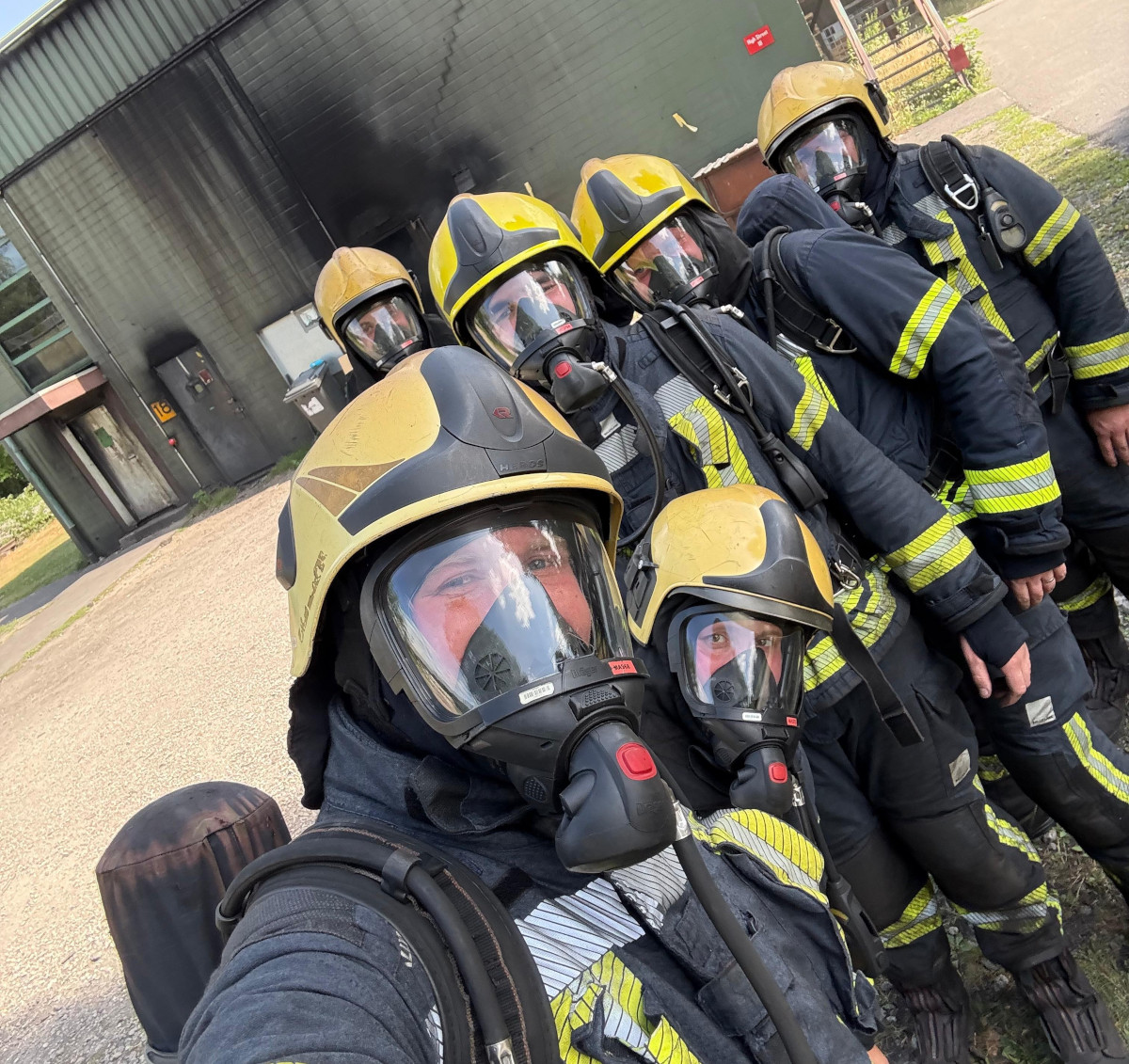 Atemschutzträger im Übungseinsatz: Feuerwehrleute probten einen Realbrand mit elektrischen Gefahren. Fotos (2): Freiwillige Feuerwehr Werne