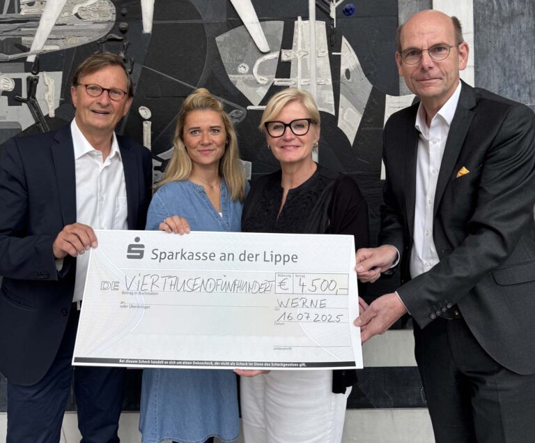 Die Spendenübergabe mit (von links): Ulrich Höltmann (SPD/Ernst-Kröber-Stiftung), Judith Kötting-Denaro (Leitung Allgemeiner Sozialer Dienst), Rita Benning-Schüttpelz (Pflegekinderdienst) und Martin Abdinghoff (Vorstand Sparkasse an der Lippe). Foto: privat
