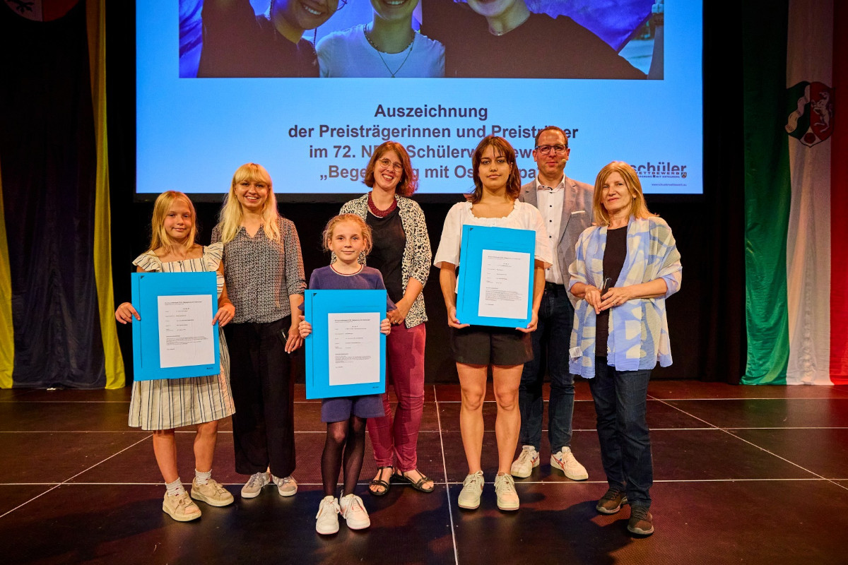 Foto mit Gewinnerinnen im NRW-Landeswettbewerb „Begegnung mit Osteuropa“. Daria Kupriashyna, Kseniia Kitaieva, Anni Wissmann vom Gymnasium St. Christophorus Werne, Nicole Sommer-Bergmann, Hana Blazevic, Dr. Dominik Paul Frau Jasminka Pernjek (v.l.). Foto: Erik Hinz