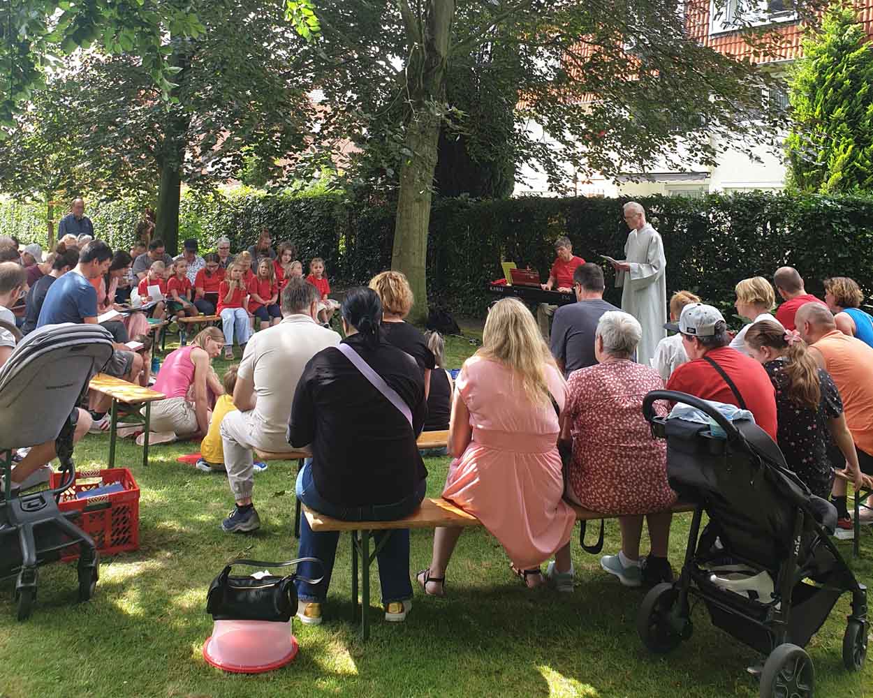 Der Gottesdienst fand im Pfarrgarten statt. Fotos: privat