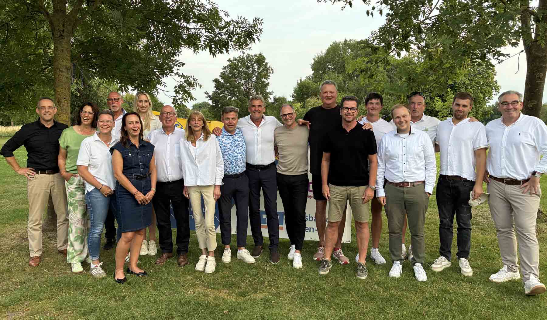 Präsident Dr. Marc Wuttke (ganz links) beglückwünschte alle Gewinnerinnen und Gewinner des Turniers. Foto: privat