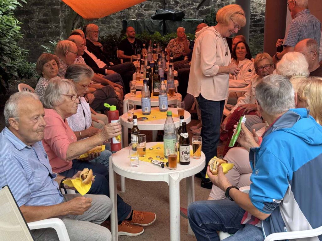Volles Haus: Bei Pilger-Bier, Wein und anderen gekühlten Getränke sowie Würstchen vom Grill - und vor allem guter Stimmung - ließ es sich gut aushalten.